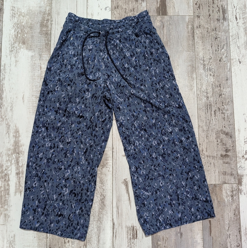 Athleta Avenue Wide Leg Crop Pants Blue Zip Pockets Drawstring Recycled Size 6 - Picture 2 of 5